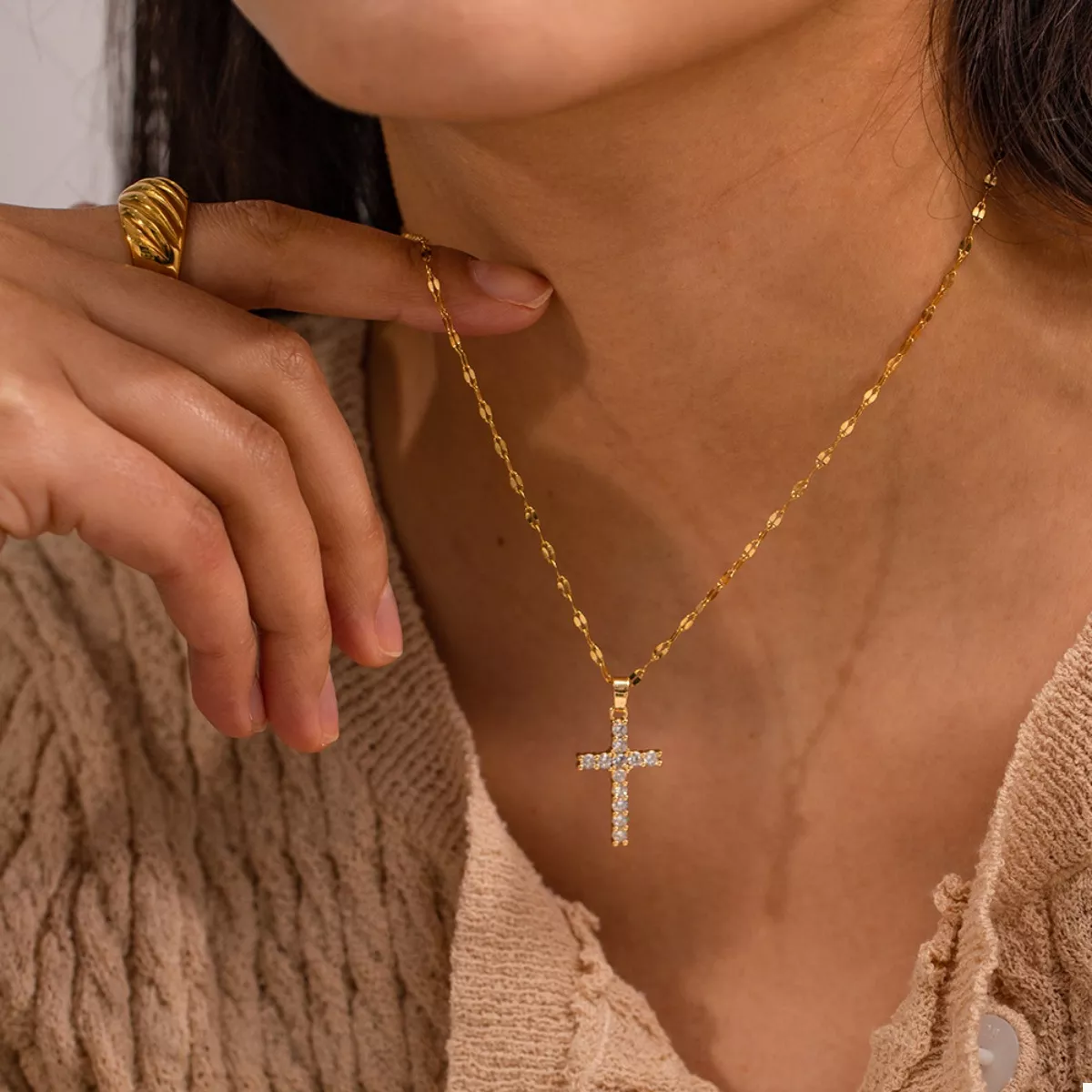 Minimalist Gold Cross Necklace Women AVEN Cruz Pendant Gold