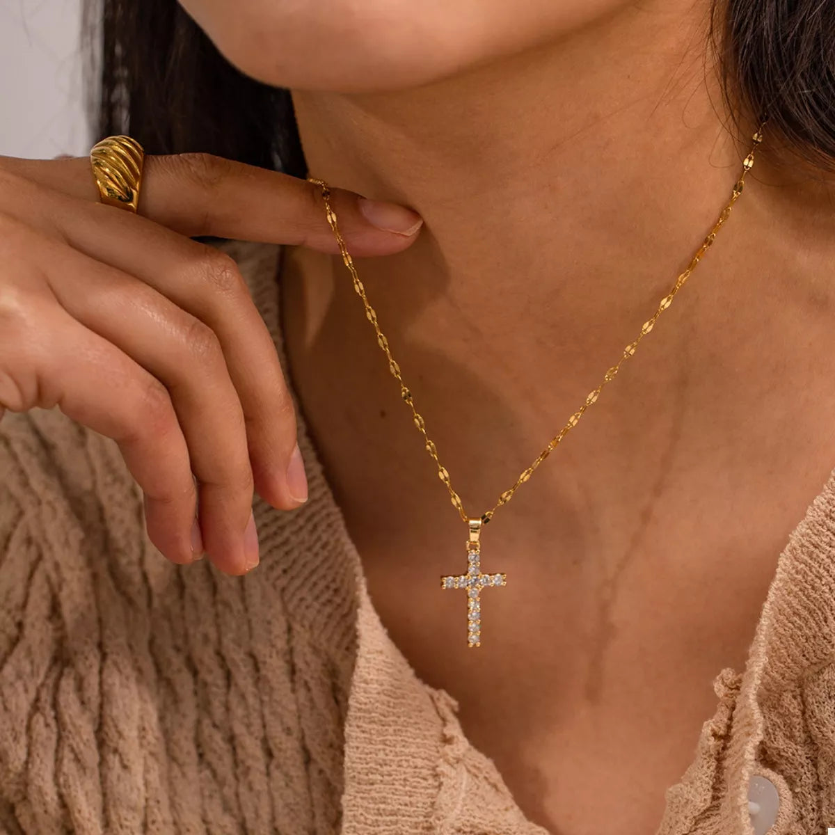 Minimalist Gold Cross Necklace Women AVEN Cruz Pendant Gold
